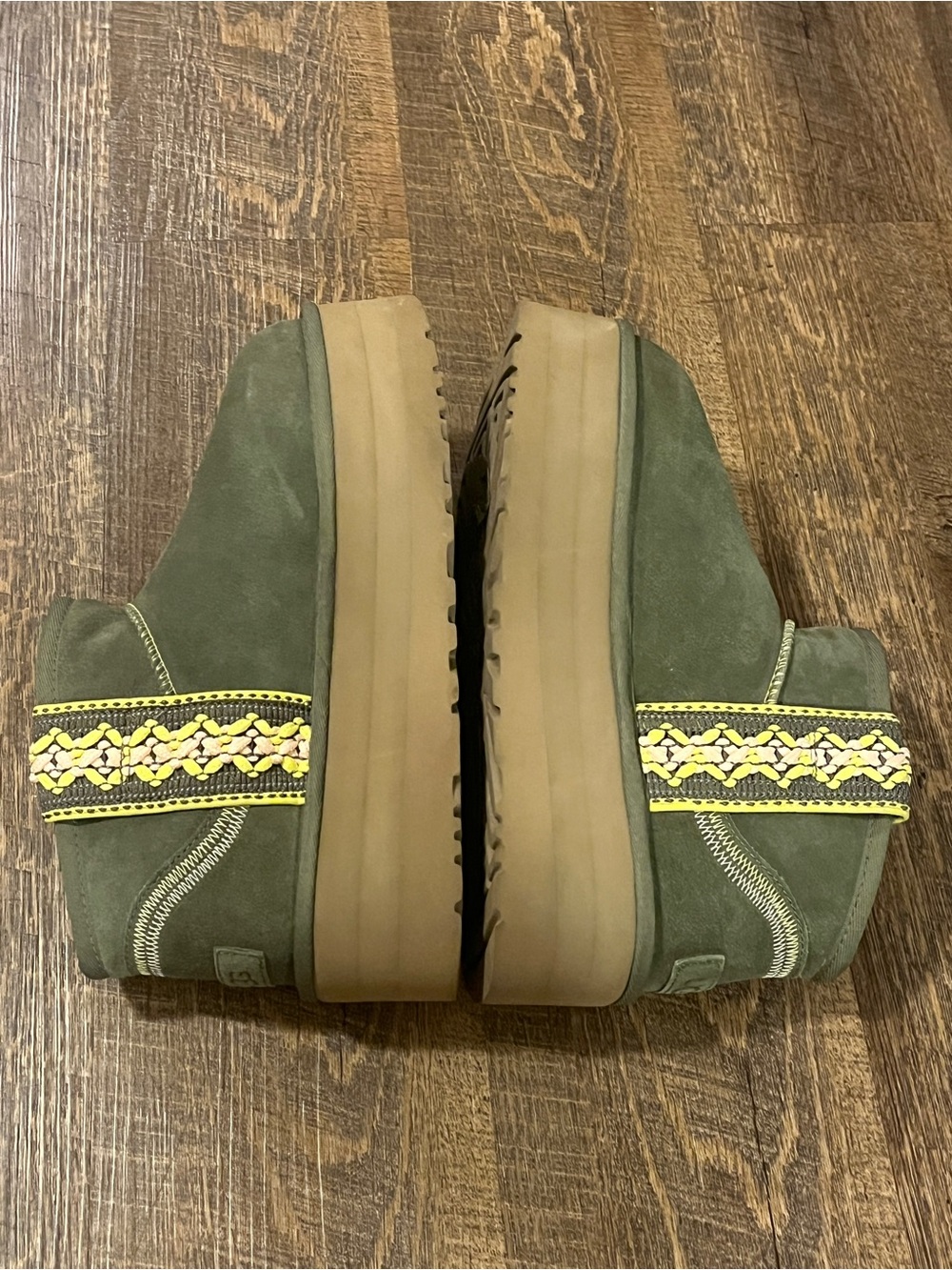 UGG Classic Ultra Mini
Platform Boot - Olive with Yellow & Pink Trim size 8 - Picture 9 of 13